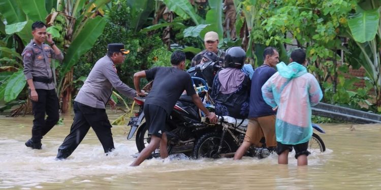 Kapolres Pasaman Barat Terjunkan Personel Bantu Tanggap Bencana Disetiap Kecamatan Terdampak Banjir dan Longsor