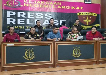 Kejari Langkat Tetapkan Dua Tersangka Korupsi Smartboard Rp49,9 Miliar, Benang Kusut, Manuver Kilat, dan Bayang-bayang Pejabat ‘Bubur Pedas’