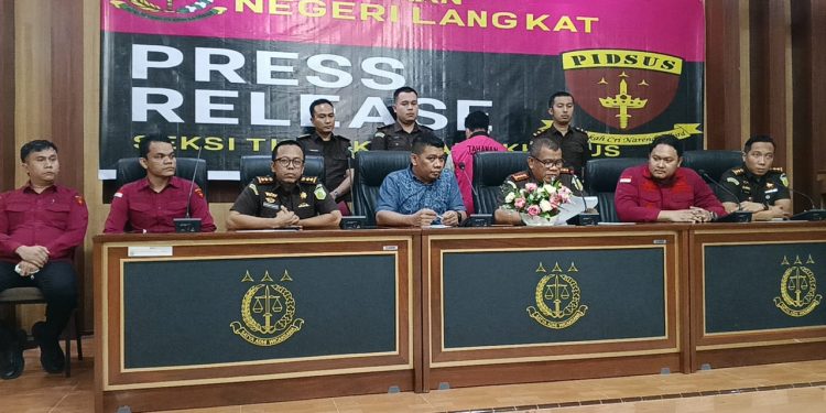 Kejari Langkat Tetapkan Dua Tersangka Korupsi Smartboard Rp49,9 Miliar, Benang Kusut, Manuver Kilat, dan Bayang-bayang Pejabat ‘Bubur Pedas’
