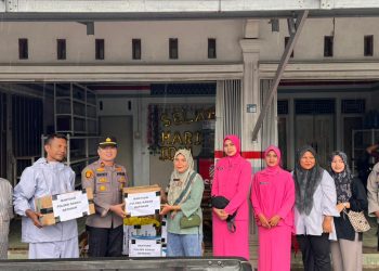 Polsek Ranah Batahan Salurkan Bantuan di Posko Pengungsian Korban Banjir di Nagari Batahan