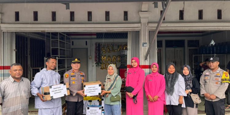 Polsek Ranah Batahan Salurkan Bantuan di Posko Pengungsian Korban Banjir di Nagari Batahan