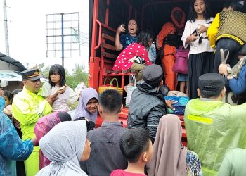 Personel Polsek Pasaman dan Petugas Gabungan Evakuasi Warga Terjebak Banjir di Nagari Ranah Pasisie