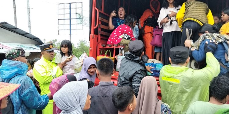 Personel Polsek Pasaman dan Petugas Gabungan Evakuasi Warga Terjebak Banjir di Nagari Ranah Pasisie