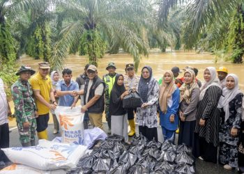 Pemkab Pasaman Barat Salurkan Bantuan Sembako, 172 Jiwa dari 46 KK Terdampak Banjir Di Nagari Anam Koto Selatan