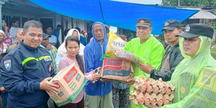 Jajaran Polres Pasaman Barat Distribusikan Bantuan di Posko Pengungsian Korban Banjir