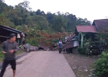 Jalan Provinsi di Talamau Putus Akibat Longsor, Enam Rumah Hancur