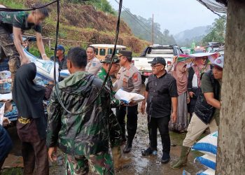 Terputus Akses Utama, Pemda Pasaman Barat Gunakan Jalur Ekstrem Salurkan Bantuan ke Warga Terdampak di Talamau