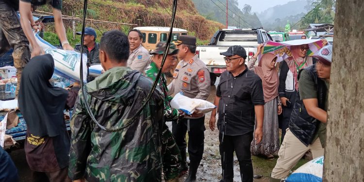 Terputus Akses Utama, Pemda Pasaman Barat Gunakan Jalur Ekstrem Salurkan Bantuan ke Warga Terdampak di Talamau