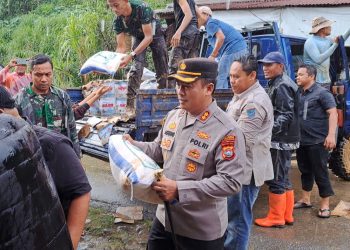 Kapolres Pasaman Barat dan Forkopimda Serahkan Bantuan ke Warga Terdampak Banjir dan Longsor