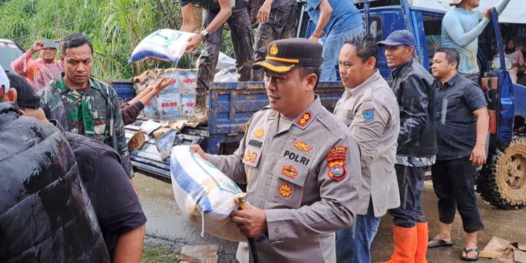 Kapolres Pasaman Barat dan Forkopimda Serahkan Bantuan ke Warga Terdampak Banjir dan Longsor