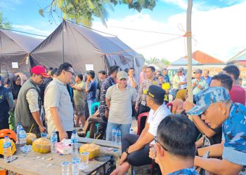 Sekda Pasbar Doddy San Ismail Dampingi Wakil Gubernur Sumbar Vasco Ruseimy Salurkan Bantuan Sembako Untuk Warga Terdampak Banjir di Nagari Sikilang
