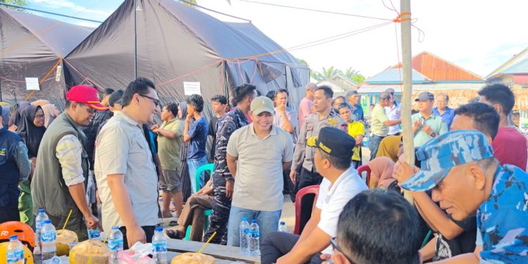 Sekda Pasbar Doddy San Ismail Dampingi Wakil Gubernur Sumbar Vasco Ruseimy Salurkan Bantuan Sembako Untuk Warga Terdampak Banjir di Nagari Sikilang