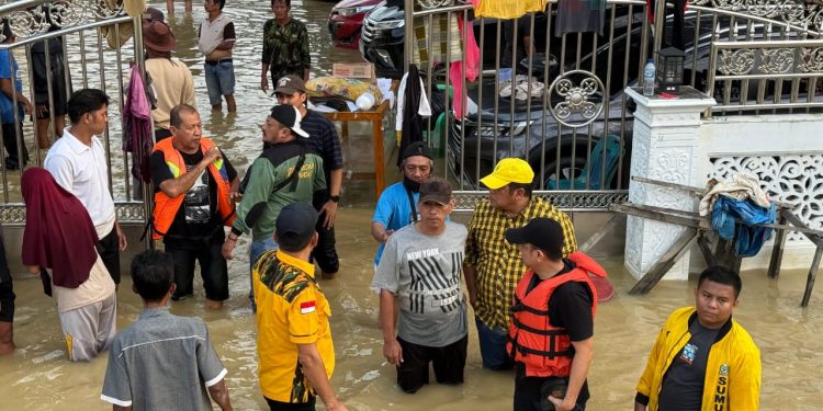 Golkar Sumut Terobos Banjir Seperti Sungai Mengamuk di Tanjung Pura, Ratusan Warga Dievakuasi