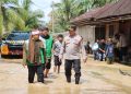 Kapolres Pasaman Barat Menyusuri Genangan Air untuk Salurkan Bantuan ke Warga Terdampak Banjir