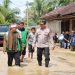 Kapolres Pasaman Barat Menyusuri Genangan Air untuk Salurkan Bantuan ke Warga Terdampak Banjir