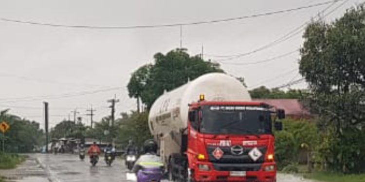 Waspada Jalinsum Gebang Tergenang, Parit Ditutup Pengusaha Kaya, Ribuan Warga Langkat Terjebak Banjir