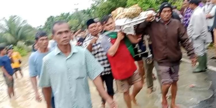 Banjir Luapan Sungai Batang Pasaman, Warga Gotong Jenazah Pakai Tandu