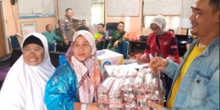 Ketua DPRD Pasaman Barat Salurkan Bantuan ke Nagari Aia Gadang
