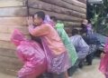 Rumah Warga Terseret Banjir ke Badan Jalan, Ketua DPRD Pasbar Turun Tangan Bantu Evakuasi