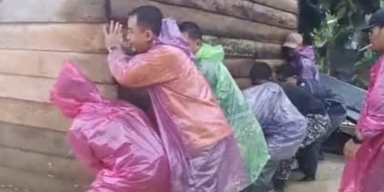 Rumah Warga Terseret Banjir ke Badan Jalan, Ketua DPRD Pasbar Turun Tangan Bantu Evakuasi