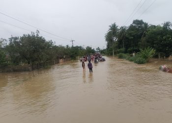 Jalinsum Air Hitam Lumpuh Total, Langkat Tercekik Banjir dan Gelap Sinyal, Warga Nekat Jebol Rel Kereta Api demi Menguras Banjir