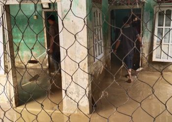 Air Surut, Warga Aia Gadang Mulai Bersihkan Rumah Usai Banjir