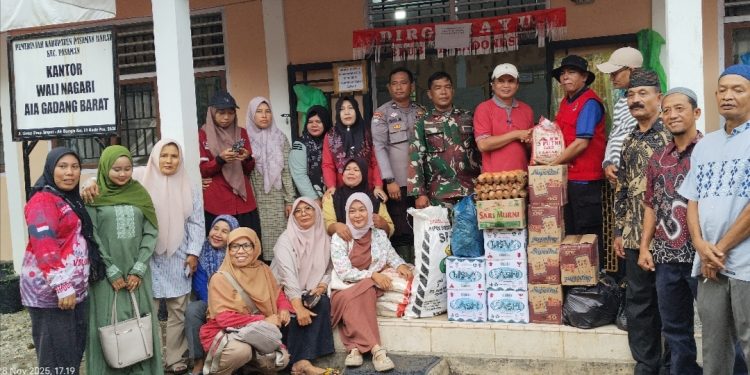 Solidaritas Nagari Aua Kuning Bantu Korban Banjir di Aia Gadang