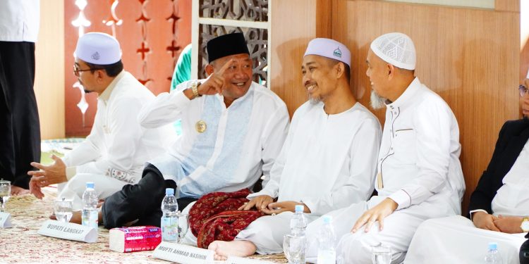 Bupati Syah Afandin Hadiri Haul ke-102 Tuan Guru Besilam, Seruan Meneladani Api Perjuangan Ulama