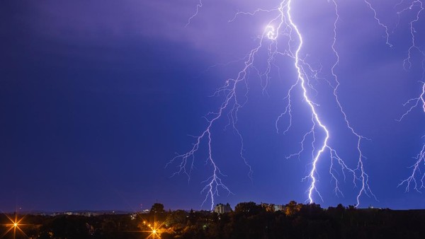 5 Pria Tersambar Petir di NTB, 2 Orang Tewas