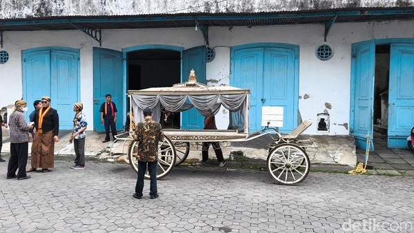 Raja PB XIII Tutup Usia, Keraton Solo Larut dalam Duka, Wisata Ditutup, Gamelan Dibungkam 40 Hari