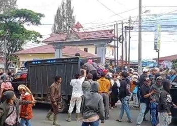 Massa Ngamuk di Polres Dairi, 10 Polisi Tumbang Dihujani Batu, Botol, dan Cabai Giling