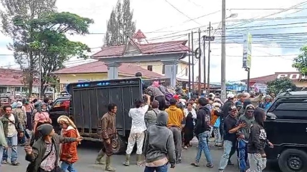 Massa Ngamuk di Polres Dairi, 10 Polisi Tumbang Dihujani Batu, Botol, dan Cabai Giling