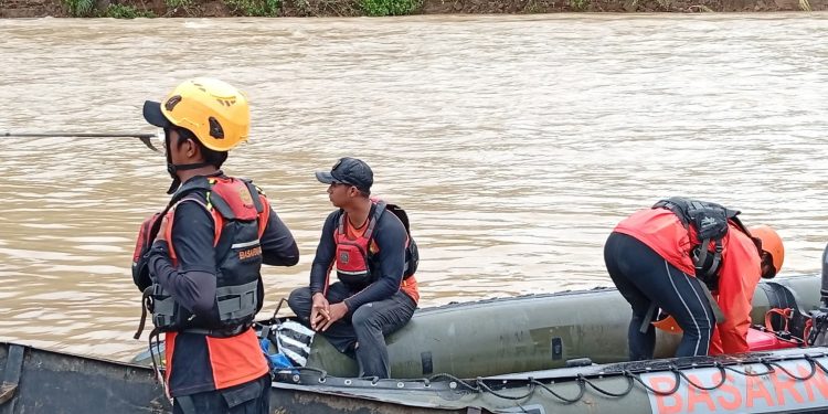 Operasi SAR Aper (45) yang Hanyut di Sungai Batang Saman Dihentikan Sementara, Dilanjutkan Jumat