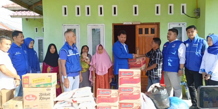 DPD PAN Madina Serahkan Bantuan ke Warga Desa Tanjung Sialang Terdampak Banjir
