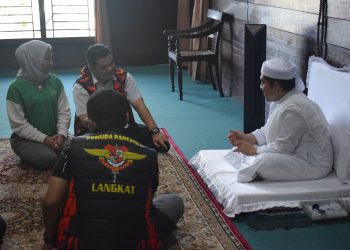 Ketua DPRD Langkat Basah-Basah Tempuh Genangan, Serahkan Bantuan untuk Tuan Guru Babussalam dan Warga Terdampak Banjir