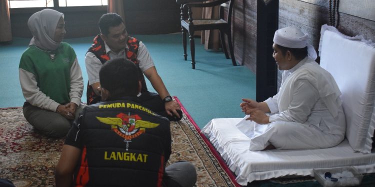 Ketua DPRD Langkat Basah-Basah Tempuh Genangan, Serahkan Bantuan untuk Tuan Guru Babussalam dan Warga Terdampak Banjir