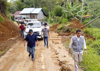 Ade Rezki Pratama Tempuh Medan Ekstrem Salurkan Bantuan ke Lokasi Bencana di Agam