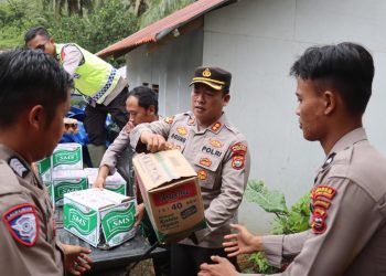 Kapolres Pasaman Barat Tinjau Lokasi Bencana di Talamau dan Serahkan Bantuan Sembako