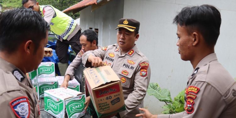 Kapolres Pasaman Barat Tinjau Lokasi Bencana di Talamau dan Serahkan Bantuan Sembako