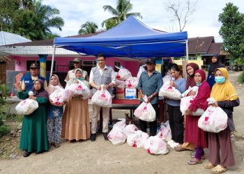 Ade Rezki Pratama Kunjungi Korban Banjir Bandang di Palembayan, Salurkan Bantuan Kebutuhan Dasar