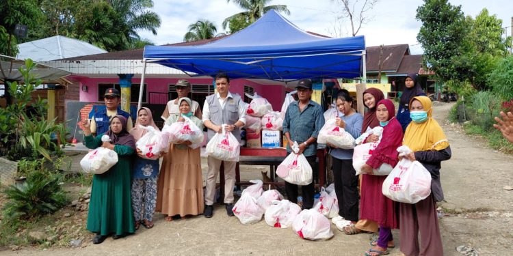 Ade Rezki Pratama Kunjungi Korban Banjir Bandang di Palembayan, Salurkan Bantuan Kebutuhan Dasar