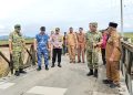 Pangdam XX Tungku Imam Bonjol Mayjen TNI Arief Gajah Mada Tinjau Langsung Pengoperasian Jembatan di Sikabau, Pasbar