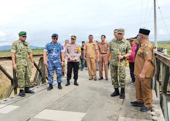 Pangdam XX Tungku Imam Bonjol Mayjen TNI Arief Gajah Mada Tinjau Langsung Pengoperasian Jembatan di Sikabau, Pasbar