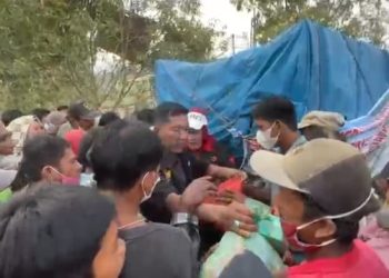 Ratusan Paket Sembako Disalurkan, Ketum TKN Kompas Nusantara Turun Langsung ke Lapangan