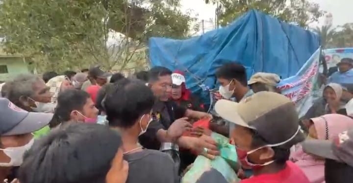 Ratusan Paket Sembako Disalurkan, Ketum TKN Kompas Nusantara Turun Langsung Kelapangan