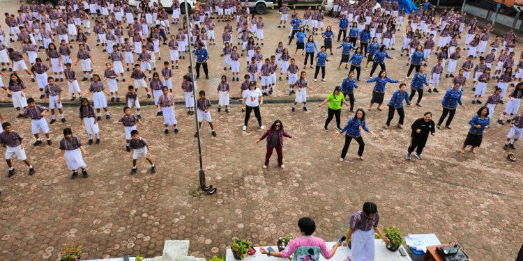 Erma Simbolon Bersama Siswa Senam Aerobik
