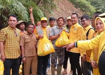 Golkar Salurkan 500 Paket Sembako bagi Korban Banjir dan Longsor di Pasaman Barat