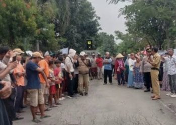 Ratusan Warga Desa Padek Kecamatan Ulujami Geruduk Kantor Balai Desa,Ini Masalahnya