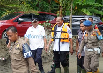 Lewati Akses Terputus, Syah Afandin Susuri Genangan Demi Warga Terisolir ‘Tak Ada yang Boleh Ditinggalkan’