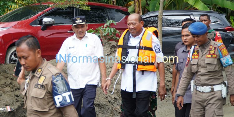 Lewati Akses Terputus, Syah Afandin Susuri Genangan Demi Warga Terisolir ‘Tak Ada yang Boleh Ditinggalkan’